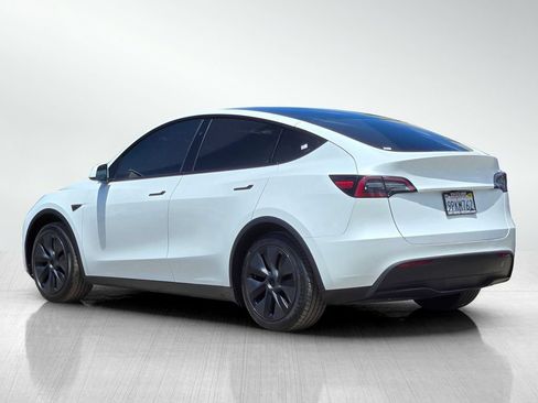 Used 2024 Tesla Model Y 2WD image 7