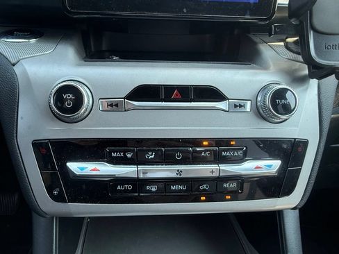 Used 2023 Ford Explorer XLT w/ Equipment Group 202A AWD/4WD image 21