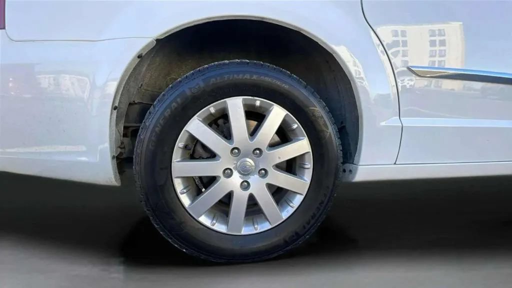 Used 2014 Chrysler Town & Country Touring FWD image 24