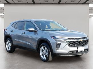 Used 2025 Chevrolet Trax LS w/ LS Convenience Package image 1