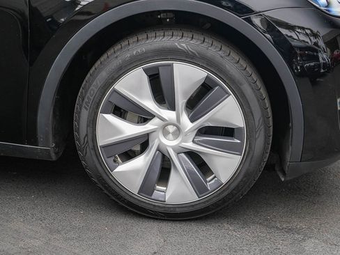 Used 2024 Tesla Model Y Long Range AWD/4WD image 10