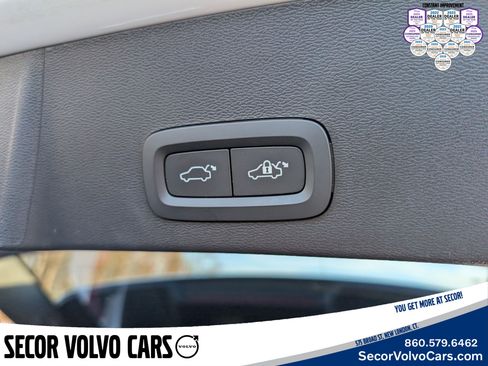 Used 2024 Volvo XC40 B5 Core image 24