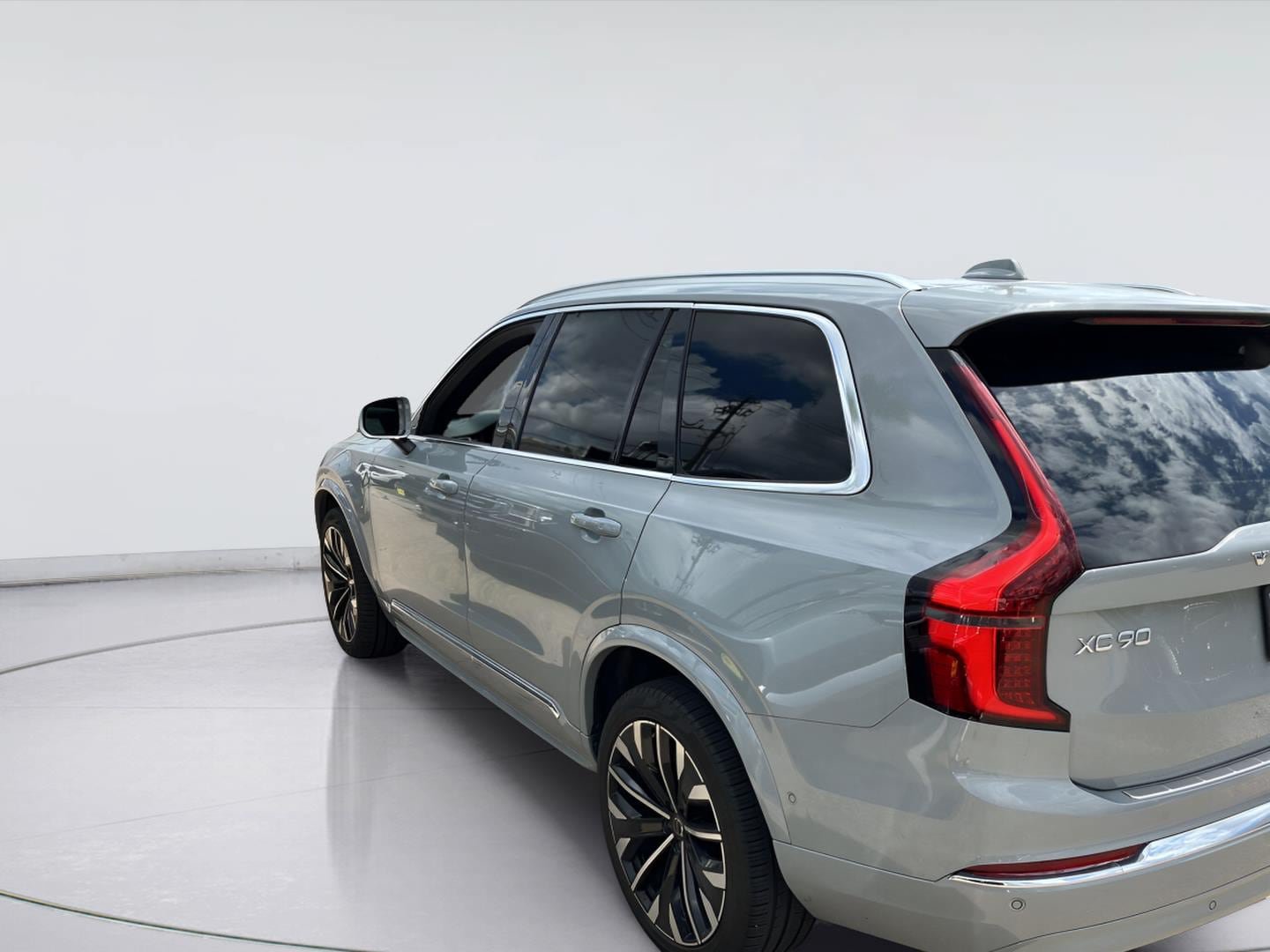 Used 2025 Volvo XC90 B5 Plus w/ Protection Package Premier AWD/4WD image 4