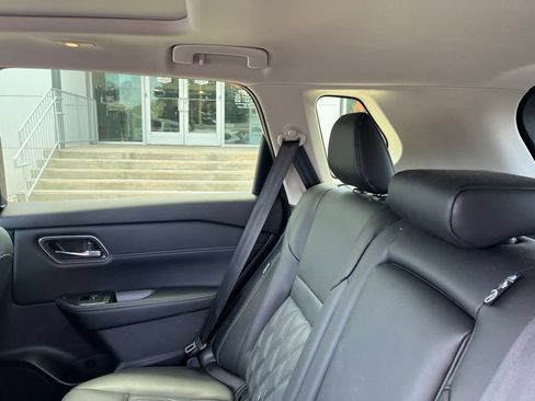 Used 2025 Nissan Rogue Platinum FWD image 11