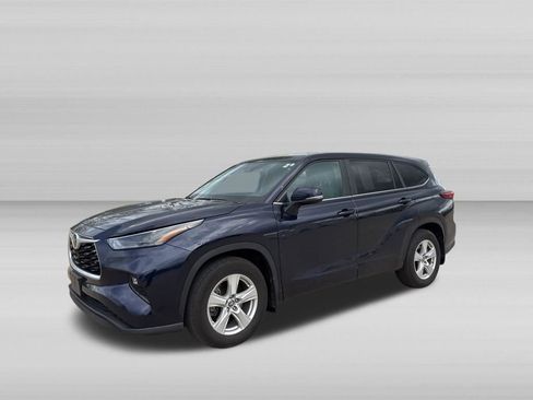 Used 2023 Toyota Highlander LE FWD image 8