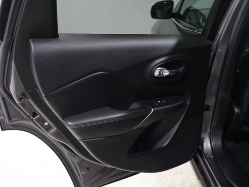 Used 2019 Jeep Cherokee Limited image 18