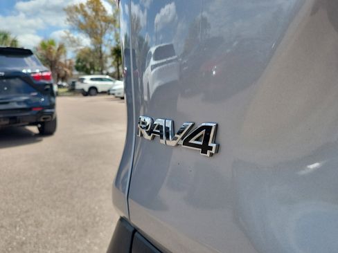 Used 2019 Toyota RAV4 XLE Premium image 8