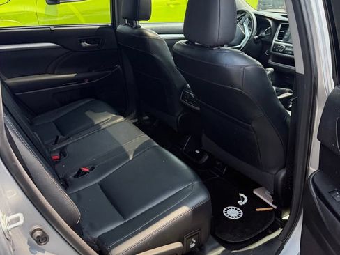 Used 2014 Toyota Highlander XLE FWD image 10