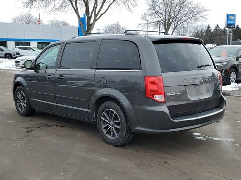 Used 2017 Dodge Grand Caravan SXT image 4