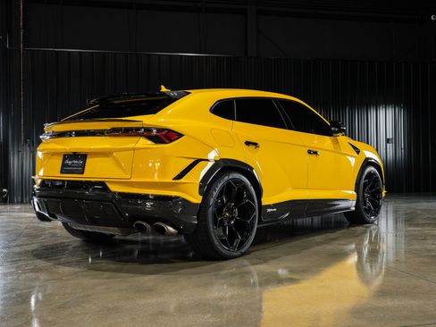 Used 2024 Lamborghini Urus Performante AWD/4WD image 3
