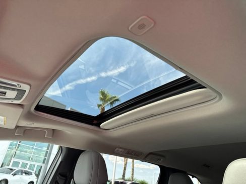 Used 2026 Toyota Sienna XLE FWD image 19