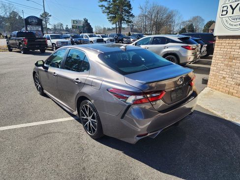 Used 2024 Toyota Camry SE image 3