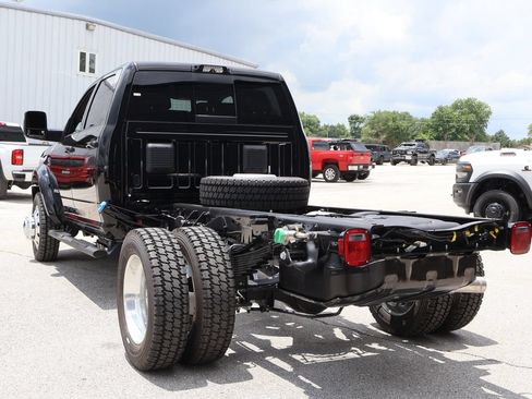 New 2026 RAM 4500 4x4 Crew Cab DRW w/ Laramie Trim Package image 3