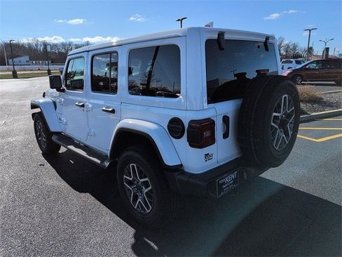 Used 2024 Jeep Wrangler Sahara image 5