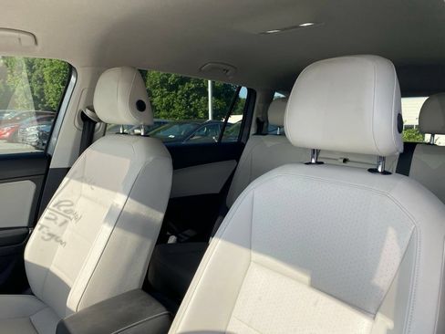 Used 2021 Volkswagen Tiguan SE FWD image 12