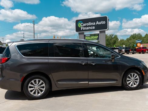 Used 2019 Chrysler Pacifica Touring-L FWD image 6