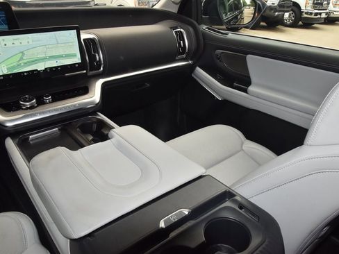 Certified 2025 Ford Expedition Platinum AWD/4WD image 18