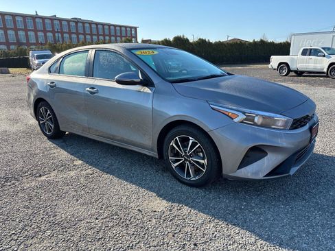 Used 2024 Kia Forte LXS w/ LXS Technology Package FWD image 6