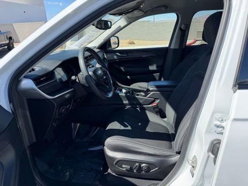 Used 2023 Jeep Grand Cherokee L Laredo image 11