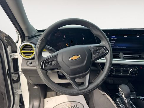 Used 2025 Chevrolet Trax LT FWD image 12