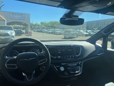 Used 2025 Chrysler Pacifica Select image 36