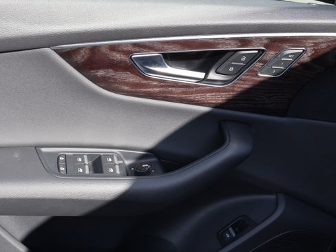 Used 2021 Audi Q8 Prestige w/ Prestige Package image 24