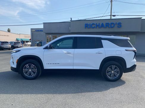 Used 2025 Chevrolet Traverse LT image 8