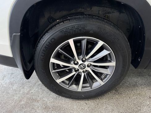 Used 2019 Toyota Highlander XLE AWD/4WD image 25