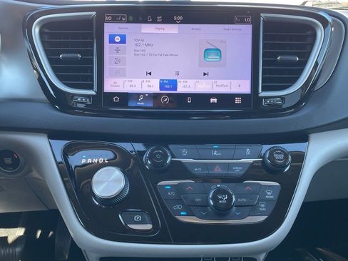 Used 2022 Chrysler Pacifica Touring-L image 22