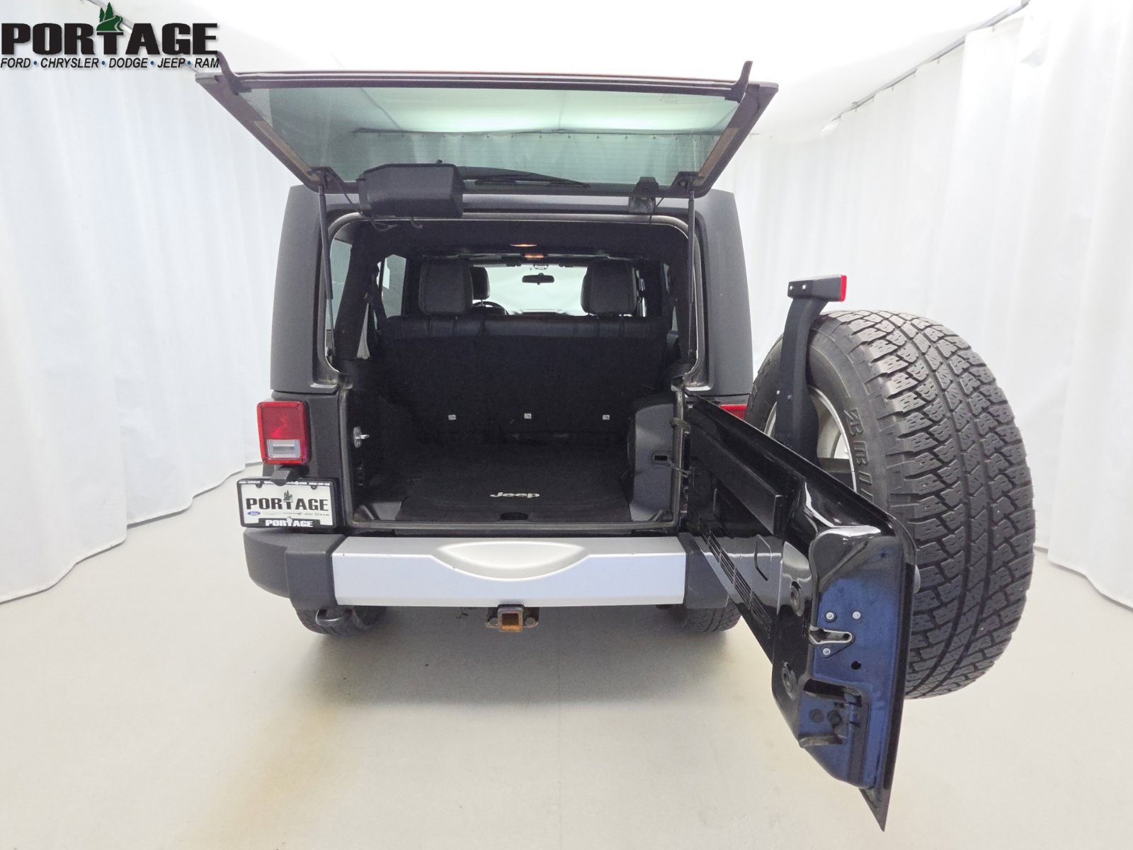 Used 2012 Jeep Wrangler Unlimited Sahara w/ Connectivity Group AWD/4WD image 30