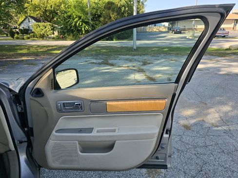 Used 2009 Lincoln MKZ image 16