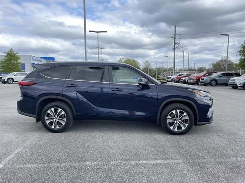 Used 2023 Toyota Highlander XLE image 2