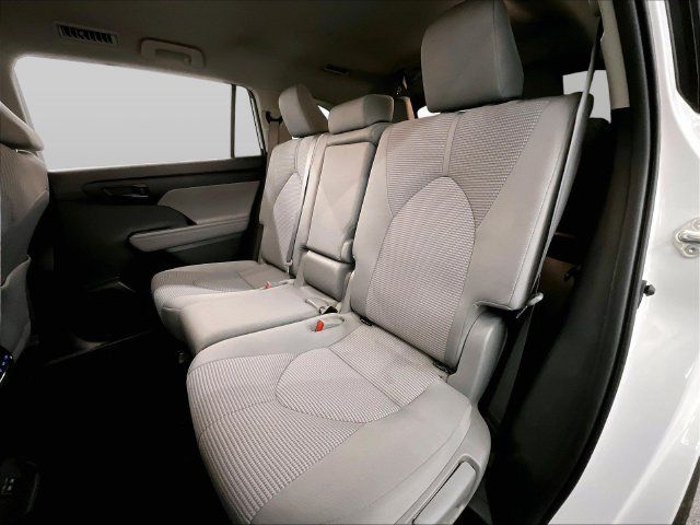 Used 2022 Toyota Highlander LE AWD/4WD image 25