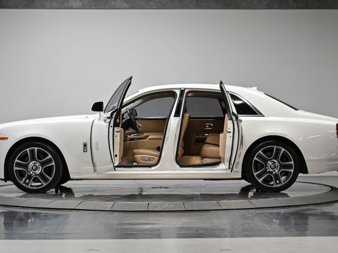 Used 2017 Rolls-Royce Ghost image 21