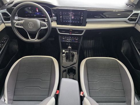 Used 2025 Volkswagen Taos SE FWD image 19