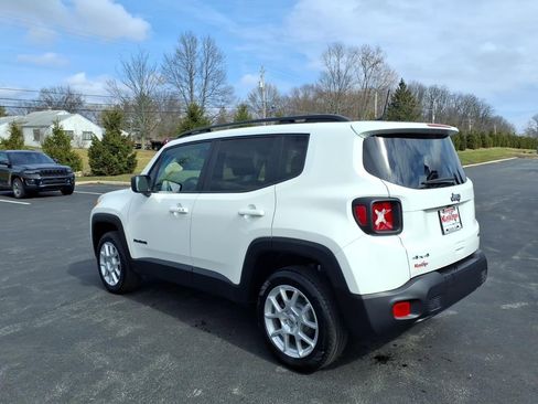 Used 2022 Jeep Renegade Latitude AWD/4WD image 3
