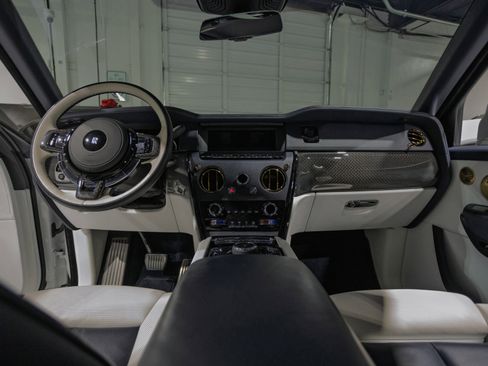 Used 2024 Rolls-Royce Cullinan Black Badge image 16