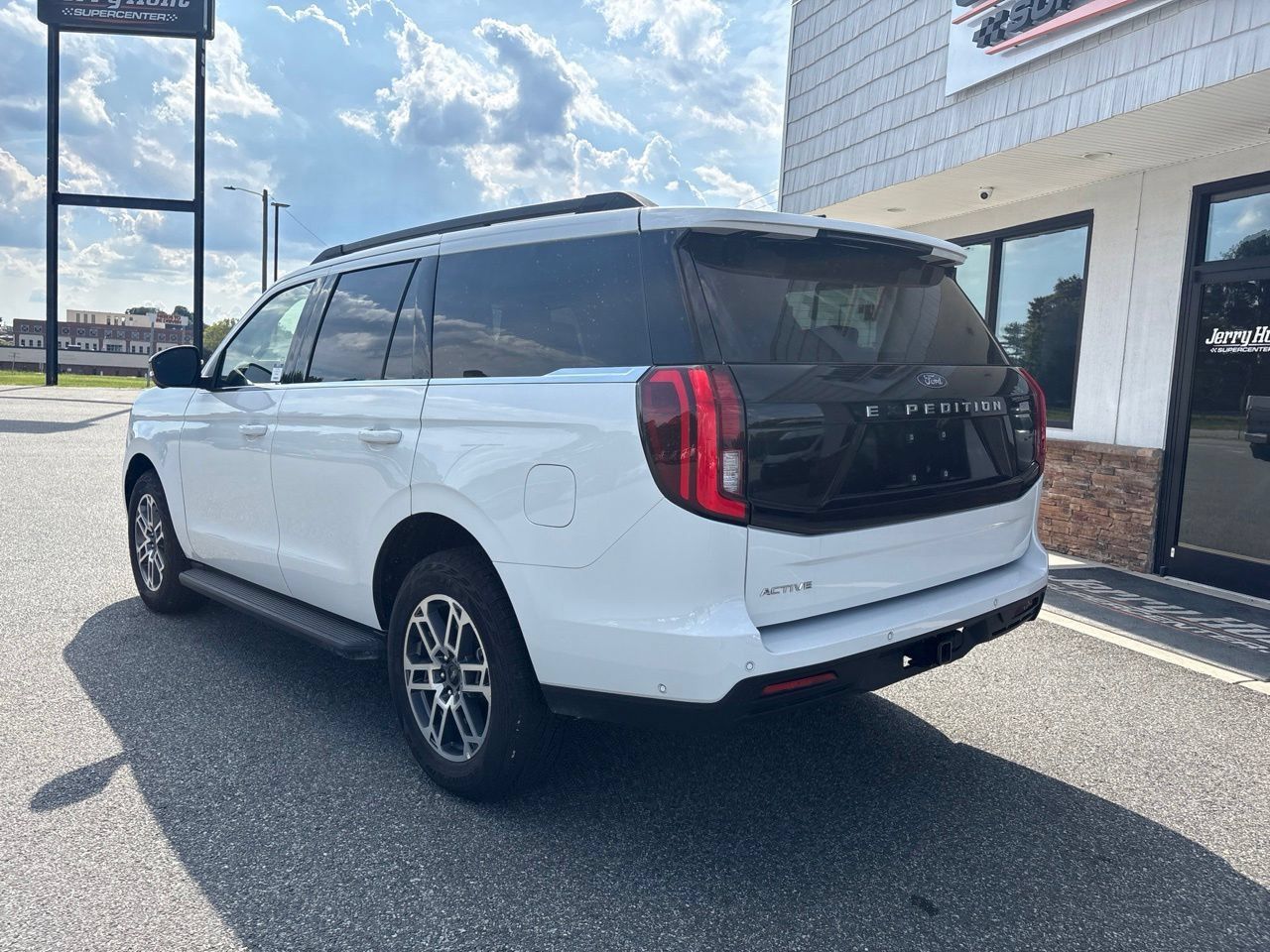 Used 2025 Ford Expedition Active AWD/4WD image 7