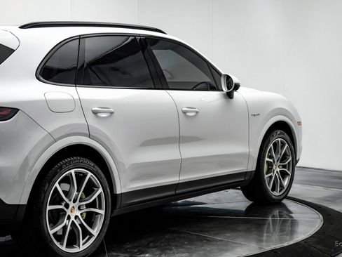 Used 2023 Porsche Cayenne image 15