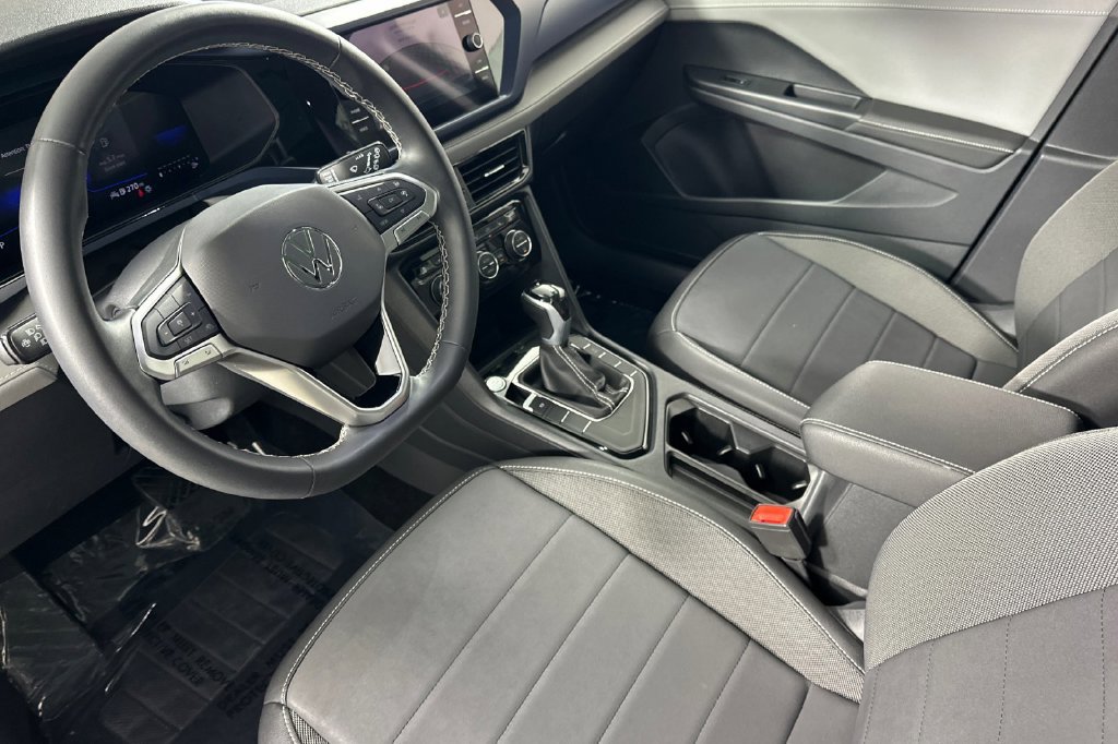Used 2024 Volkswagen Taos SE w/ Panoramic Sunroof Package FWD image 11