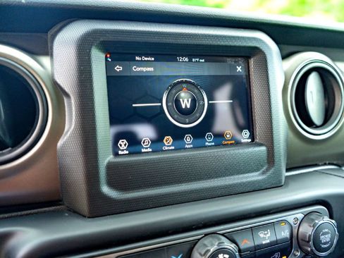 Used 2022 Jeep Gladiator Sport AWD/4WD image 19