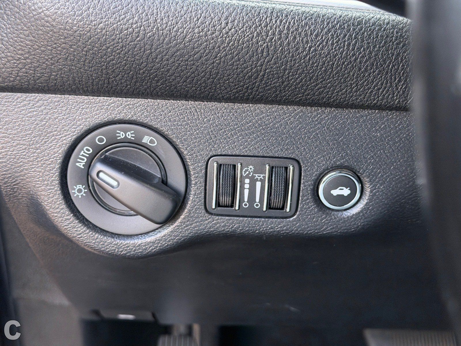 Used 2020 Dodge Challenger SXT RWD image 15