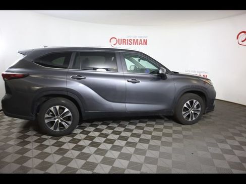Used 2024 Toyota Highlander XLE FWD image 21