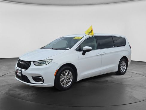 Used 2023 Chrysler Pacifica Touring-L FWD image 5