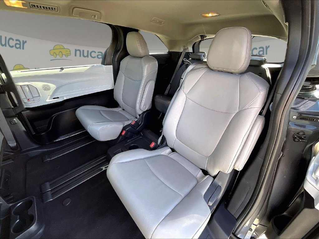 Used 2025 Toyota Sienna XLE FWD image 14