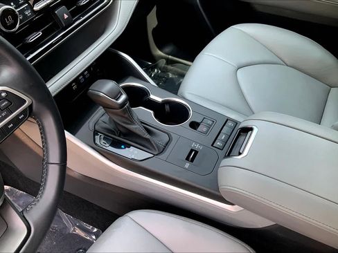 Used 2022 Toyota Highlander XLE image 44