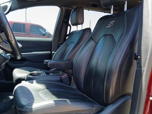 Used 2019 Chrysler Pacifica Touring-L FWD image 10