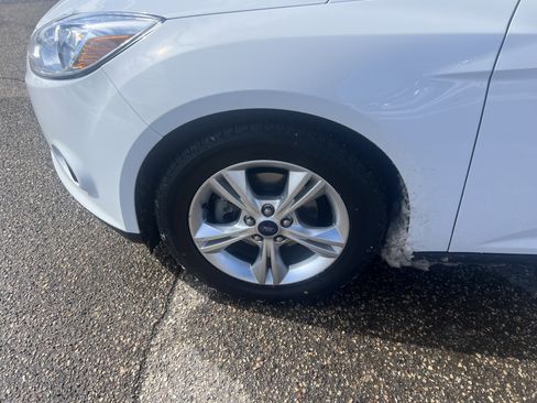 Used 2013 Ford Focus SE w/ SE Winter Pkg image 4