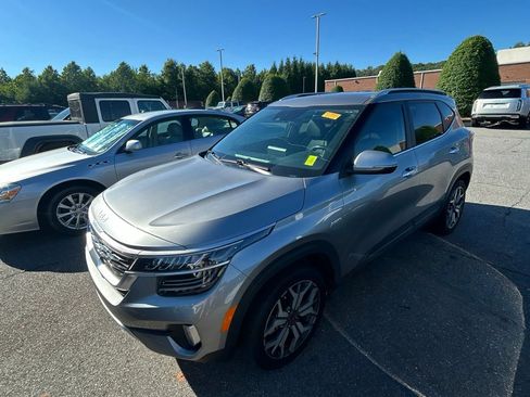 Certified 2023 Kia Seltos SX w/ SX Sunroof Package AWD/4WD image 17