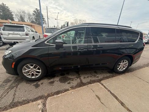 Used 2022 Chrysler Pacifica Touring-L FWD image 4